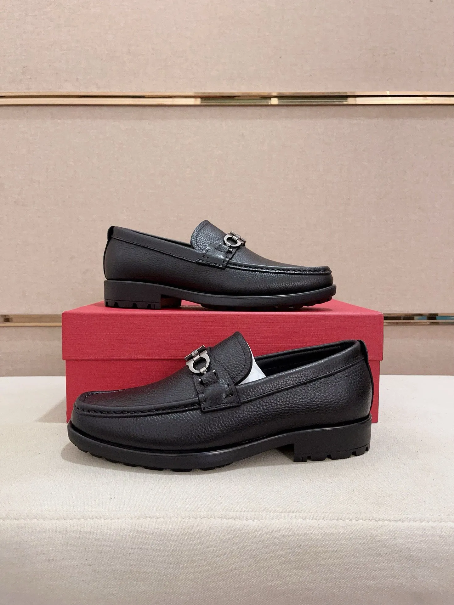 Men's shoes💰: 560💰 High version Ferragamo quality! 🆕🆕Exclusive hot-selling products in stock🔥🔥New products on the shelves, high-quality shoes, high-end driving shoes, with complete packaging! 💪 💪 Material: imported patented cowhide 🐂 + imported high-quality water-dyed cowhide lining + wear-resistant outsole 👍🏻👍🏻 Features: high-end and comfortable, purely handmade 🚀 🚀 Create the perfect shoes that suit you best 🔥 🔥 Size: (38-44) Can be customized 45 non-returnable!